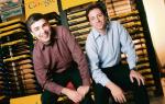 Amerykanin Lawrence E. Page i Rosjanin Sergey Brin, założyciele Google’a, pozują w serwerowni firmy w Mountain View