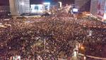 W protestach przeciwko decyzji Trybunału Konstytucyjnego (na zdjęciu demonstracja  w centrum Warszawy 30 października) brały udział tysiące osób. „Część z nich  najwyraźniej uznała, że bezpośrednie wyrażanie swojego zdania jest ważniejsze  niż ryzyko zarażenia wirusem” 