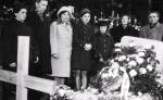 1971 r.: rodzina przy grobie Józefa Pawłowskiego, pracownika Stoczni im. Komuny Paryskiej w Gdyni, który zginął 17 grudnia 1970 r. 