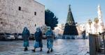 Betlejem,  25 grudnia. Zakonnice  na głównym placu Żłóbka  w drodze  na mszę  do Bazyliki Narodzenia Pańskiego 