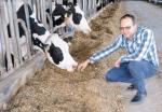 Benjamin Meise w swoim gospodarstwie Agrafrisch opiekuje się 740 krowami mlecznymi,  głównie rasy holstein-frieser 