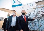 Premier Beniamin Netanjahu wita 10 stycznia na lotnisku pod Tel Awiwem kolejny transport szczepionek 