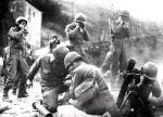 Amerykańscy żołnierze ostrzeliwujący pozycje niemieckie w czasie walk w Ardenach