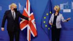 Boris Johnson (z lewej) wyprowadził Wielką Brytanię z Unii Europejskiej, kierowanej przez Komisję (z prawej  jej szefowa Ursula von der Leyen). Nagle Wyspy z elementu Unii stały się – choćby częściowo – jej konkurencją 