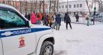 Grupa opozycjonistów przed komendą policji, w której w poniedziałek sądzono Nawalnego.  W Moskwie  jest -20 st. C.  