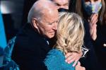 Joe Biden chwilę po zaprzysiężeniu – z żoną Jill 