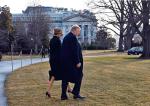Donald Trump z żoną Melanią Trump opuścili w środę przed południem Biały Dom. Były prezydent, nie czekając na inaugurację następcy, poleciał na Florydę 