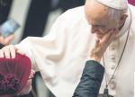 „Kobiety wnoszą swój wkład do Kościoła na swój własny sposób, kontynuując siłę i czułość Maryi, Matki”  – pisał papież Franciszek. Trudno nie zadać pytania, czy owa „czułość Maryi” nie jest jakoś związana z posługą diakońską (na zdjęciu audiencja generalna w Watykanie, 2017 r.)