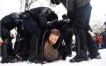 Petersburg: Policjanci wyciągają z tłumu jednego z demonstrantów 