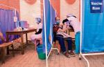 Indyjski rząd planuje zaszczepić 300 mln obywateli w ciągu tego półrocza. Na zdjęciu: szczepienia przeciw Covid-19 w Patan Hospital opdal Kathmandu 