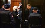 Aleksiej Nawalny rozmawia z prawnikami w czasie rozprawy w moskiewskim sądzie 