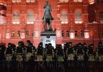 Nocna straż. Oddziały specjalne policji pod pomnikiem marszałka Żukowa w Moskwie 