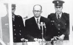 Adolf Eichmann w czasie procesu w Izraelu (1961 r.). Został skazany za ludobójstwo  i powieszony 31 maja 1962 r. w więzieniu w Ramli 