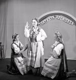 Ryszarda Hanin (w środku) na scenie: Teatrzyk Żołnierza, 25 października 1953 r. 
