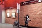 Replika „Hula-hooping girl”, graffiti Banksy’ego zrealizowane  w ubiegłym roku w Nottingham 