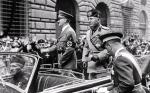Adolf Hitler przybył do Rzymu z oficjalną wizytą na zaproszenie Benito Mussoliniego (zdjęcie z uroczystego przejazdu dyktatorów ulicami Rzymu 9 maja 1938 r.) 