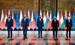 17 lutego na Wawelu spotkali się premierzy (od lewej) Słowacji Igor Matovič, Polski Mateusz Morawiecki, Węgier Viktor Orbán i Czech Andrej Babiš, oraz przewodniczący Rady Europejskiej Charles Michel (drugi z lewej)