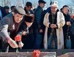 Kirgizi składają kwiaty poległym w czasie sowieckiej interwencji w Afganistanie, ale próbują oderwać się od dziedzictwa byłego imperium 