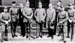 Organizatorzy puczu monachijskiego. Zdjęcie zostało wykonane przed budynkiem sądu, prawdopodobnie  1 kwietnia 1924 r. Od lewej stoją:  Heinz Pernet, Friedrich Weber, Wilhelm Frick, Hermann Kriebel, Erich Ludendorff, Adolf Hitler, Wilhelm Brückner, Ernst Röhm i Robert Wagner 