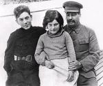 Józef Stalin z córką Swietłaną i synem Wasilijem, 1935 r. 