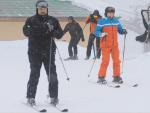 Aleksander Łukaszenko (z lewej) na nartach w Soczi udowadniał Władimirowi Putinowi, że jest  w bardzo dobrej kondycji