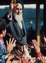 Ajatollah Ruhollah Musawi Chomeini, polityczny przywódca Iranu w latach 1979–1989,  witany przez mieszkańców Teheranu po powrocie z wygnania (5 lutego 1979 r.) 