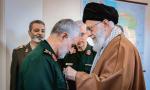 Najwyższy przywódca Islamskiej Republiki Iranu ajatollah Ali Chamenei odznacza gen. Kasema Sulejmaniego, 10 marca 2019 