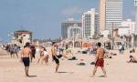 Niewykluczone, że świadectwo szczepienia stanie się „wizą turystyczną”. Na zdjęciu: plaża w Tel Awiwie, stolicy Izraela, czyli kraju, który najsprawniej przeprowadza program szczepienia przeciwko Covid 