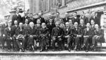 Uczestnicy Kongresu Solvaya w 1927 roku. W pierwszym rzędzie siedzą, od lewej: Irving Langmuir, Max Planck, Marie Curie, Hendrik Lorentz, Albert Einstein, Paul Langevin, Charles-Eugène Guye, C.T.R Wilson, Owen Richardson. W środkowym rzędzie, od lewej: Peter Debye, Martin Knudsen, William Lawrence Bragg, Hendrik Anthony Kramers, Paul Dirac, Arthur Compton, Louis de Broglie, Max Born, Niels Bohr. W ostatnim rzędzie, od lewej: Auguste Piccard, Émile Henriot, Paul Ehrenfest, Édouard Herzen, Théophile de Donder, Erwin Schrödinger, JE Verschaffelt, Wolfgang Pauli, Werner Heisenberg, Ralph Fowler, Léon Brillouin.