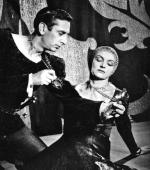 Hamlet Holoubka jest Hamletem inteligentnym. Bez wiary naiwnej, że jest jedynym Hamletem, pierwszym i ostatnim. Gustaw Holubek jako Hamlet i Danuta Kwiatkowska jako Gertruda. Teatr Powszechny w Warszawie, 1962 r.