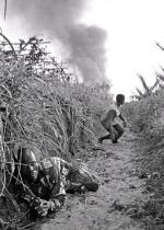 Przedstawiciele ludu Igbo ukrywają się w polu podczas bombardowania Biafry 
