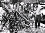 Kobieta z ludu Igbo krzyczy w szoku po śmierci matki, która zginęła w zamachu bombowym w Biafrze (prawdopodobnie 1970 r.) 