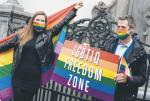 W rezolucji  Parlamentu Europejskiego  piękne idee  zostały dalece zmodyfikowane.  Na zdjęciu europosłowie  Terry Reintke  (z lewej)  i Pierre Karleskin demonstrują  w Brukseli  z hasłem  „Strefa wolności LGBTIQ”  w przeddzień głosowania  nad tym  dokumentem