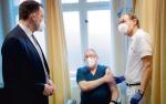 Minister zdrowia Niemiec Jens Spahn (z lewej) w gabinecie berlińskiego lekarza rodzinnego Andreasa Carganico (z prawej), gdzie 11 marca rozpoczęło się szczepienie. Pierwsi pacjenci dostawali tam zastrzyk preparatem AstraZeneki