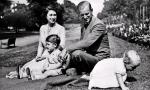Książę Filip z Grecji i Danii nie był rodowitym Brytyjczykiem. Jego matka była Niemką, ojciec zaś  – w połowie Duńczykiem,  a w połowie Rosjaninem. Filip został obywatelem brytyjskim dopiero w roku 1947, kiedy miał już 26 lat. Wtedy też przyjął nazwisko rodowe swojego wuja: Mountbatten. W sierpniu 1946 r. oświadczył się księżniczce Elżbiecie,  córce króla Jerzego VI.  W przeddzień ślubu,  19 listopada 1947 r., otrzymał tytuł Jego Królewskiej Wysokości,  a w dniu ślubu – księcia Edynburga, hrabiego Merioneth i barona Greenwich  