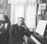 Karol Szymanowski w willi Atma w Zakopanem, na pianinie fotografie „pięknych młodzieńców”: Witolda Contiego i Aleksandra Szymielewicza, 1931 r.