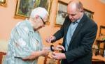 W lipcu 2018 roku marszałek Piotr Całbecki wręczył bransoletkę pani Barbarze Mazurkiewicz z Torunia. Seniorka korzysta z niej do dziś 