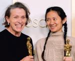 „Nomadland” w reżyserii Chloe Zhao (z prawej)  z Frances McDormand. Obie artystki zdobyły Oscara 