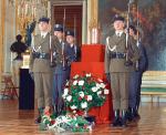 Warta honorowa na Zamku Królewskim przy urnie z prochami króla Stanisława Augusta Poniatowskiego. Warszawa, 14 lutego 1995 r.  