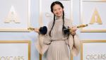 Reżyserka Chloé Zhao odebrała dwa Oscary (za najlepszą reżyserię i najlepszy film) w trampkach