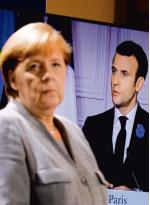 Niemcy i Francja (na zdj. kanclerz Merkel i prezydent Macron)  w tej sprawie stoją po stronie Ameryki Bidena 