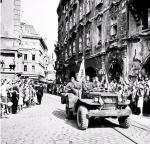 Żołnierze Armii Czerwonej witani przez mieszkańców Pragi po wyzwoleniu miasta