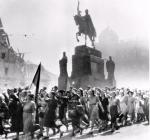 Tłum wiwatujący z okazji zakończenia II wojny światowej. Praga, 9 maja 1945 r. 