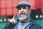 Eric Cantona. Kibice Manchesteru United żegnali go transparentem:  „Kochamy Cię, ty żabojadzie”