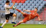 Robert Lewandowski strzela efektownego gola. Tak padła jedna z trzech jego bramek w wygranym 6:0 meczu z Borussią Moenchengladbach 