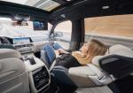 W komfortowym wnętrzu BMW X7 można w czasie jazdy wypoczywać jak na domowej kanapie 