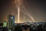 Nocne niebo nad Tel Awiwem rozjaśnione smugami pocisków rakietowych wystrzelonych przez palestyński Hamas  