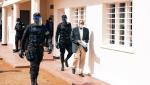 „Kagame jasno dał do zrozumienia wszystkim, którzy rzucają mu wyzwanie: jeżeli mogę to zrobić Rusesabaginie, pomyśl tylko, co mogę zrobić tobie”.  Na zdjęciu Paul Rusesabagina przed budynkiem sądu w Kigali, krótko po aresztowaniu, wrzesień 2020 r.