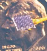 Taki mikrochip przetwarza fale mózgowe na odręczne pismo.