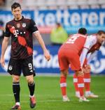 Robert Lewandowski po zakończeniu meczu z Freiburgiem przesadnie się nie cieszył, bo miał szanse na gola nr 41,  ale ich nie wykorzystał